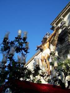 Los candelabros son realizados por Jose Cano y estan decorados por hojas de parra 